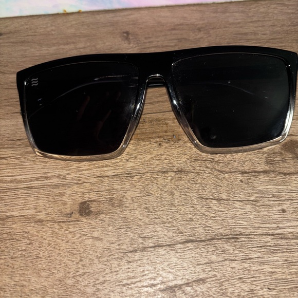 Sleek Black Sunglasses with Modern Rectangular Shape